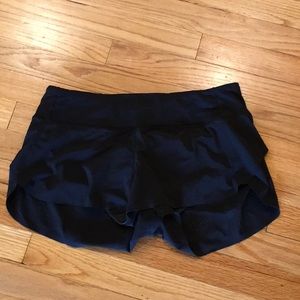 Lululemon sz 6 black shorts with inner lining